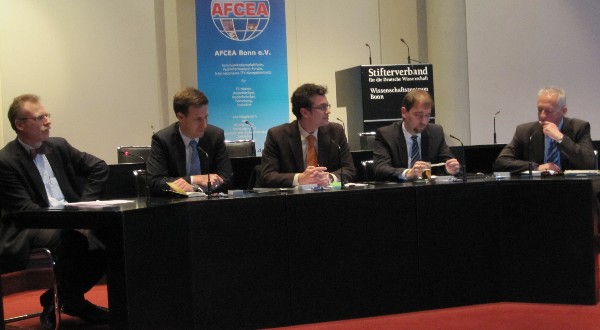 Discussing career advice for young leaders at the chapter event in February are (l-r) Dr. Georg Wilmers, BWI Informationstechnik; Dr. Mirko Hornung, Tech University Munich; Jochen Reinhardt, Young AFCEAN representative and panel moderator; Jrn Becker, CSC; and Lt. Gen. Klaus-Peter Stieglitz, GEAF (Ret.). 